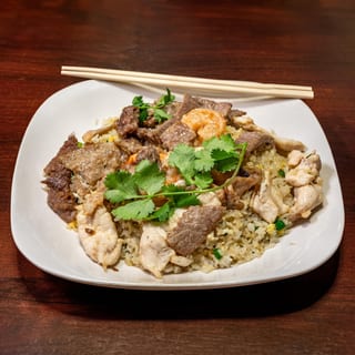 F6. Combination (Chicken, Beef, Shrimp) (Com Chien Dac Biet)